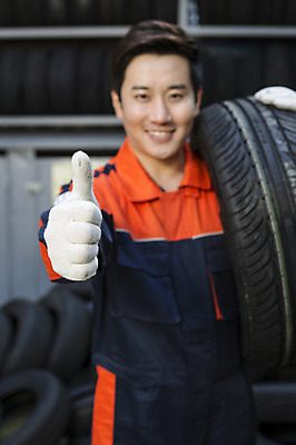 포토 JPG 직업 남자 모션 작업복 한명 미소 들기 사람 동양인 손짓 상반신 성인 앞모습 아웃포커스 30대 한국인 최고 도움 엔지니어 타이어 자동차정비 정비소 카센터 남자만 남자한명만 성인남자만 성인한명만 성인남자한명만 장년만 장년남자만 장년남자한명만 성인만 국내포토 1 옷 뷰포인트 컨셉 촬영기법 표정 인종 장년 센터 기술자 수리 파일형식