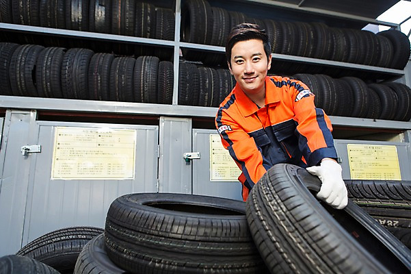 포토 JPG 직업 남자 모션 작업복 한명 서기 미소 사람 동양인 상반신 성인 앞모습 30대 한국인 도움 엔지니어 타이어 자동차정비 정비소 카센터 남자만 남자한명만 성인남자만 성인한명만 성인남자한명만 장년만 장년남자만 장년남자한명만 성인만 국내포토 1 옷 뷰포인트 컨셉 표정 인종 장년 센터 기술자 수리 파일형식