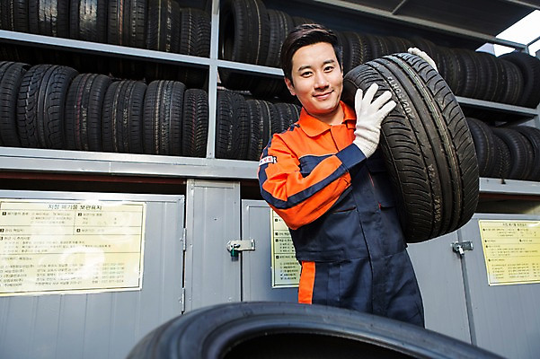 포토 JPG 직업 남자 모션 작업복 한명 미소 들기 사람 동양인 상반신 성인 앞모습 30대 한국인 도움 엔지니어 타이어 목장갑 자동차정비 정비소 카센터 남자만 남자한명만 성인남자만 성인한명만 성인남자한명만 장년만 장년남자만 장년남자한명만 성인만 국내포토 1 옷 뷰포인트 장갑 컨셉 표정 인종 장년 센터 기술자 수리 파일형식