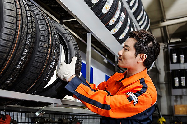 포토 JPG 직업 남자 모션 작업복 한명 서기 사람 동양인 상반신 성인 옆모습 30대 한국인 도움 엔지니어 타이어 자동차정비 정비소 카센터 남자만 남자한명만 성인남자만 성인한명만 성인남자한명만 장년만 장년남자만 장년남자한명만 성인만 국내포토 1 옷 뷰포인트 컨셉 인종 장년 센터 기술자 수리 파일형식