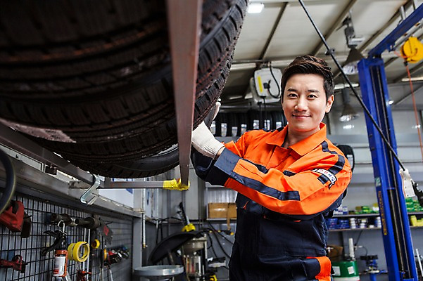 포토 JPG 직업 남자 모션 작업복 한명 서기 미소 사람 동양인 상반신 성인 앞모습 30대 기계 한국인 도움 엔지니어 타이어 자동차정비 정비소 카센터 남자만 남자한명만 성인남자만 성인한명만 성인남자한명만 장년만 장년남자만 장년남자한명만 성인만 국내포토 1 옷 뷰포인트 컨셉 표정 인종 장년 센터 기술자 수리 파일형식