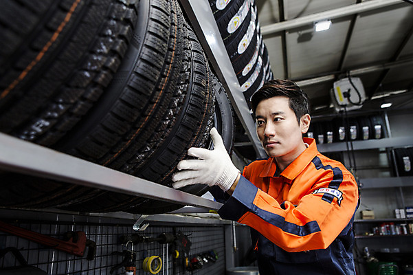 포토 JPG 직업 남자 모션 작업복 한명 서기 사람 동양인 상반신 성인 앞모습 30대 한국인 도움 엔지니어 타이어 자동차정비 정비소 카센터 남자만 남자한명만 성인남자만 성인한명만 성인남자한명만 장년만 장년남자만 장년남자한명만 성인만 국내포토 1 옷 뷰포인트 컨셉 인종 장년 센터 기술자 수리 파일형식