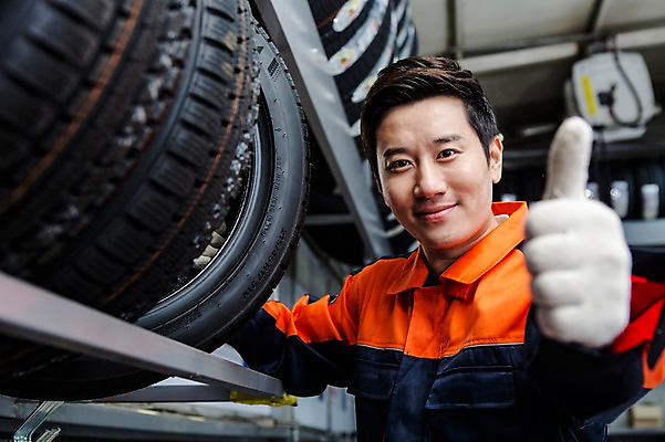 포토 JPG 직업 남자 모션 작업복 한명 서기 미소 사람 동양인 손짓 상반신 성인 앞모습 30대 한국인 최고 도움 엔지니어 타이어 자동차정비 정비소 카센터 남자만 남자한명만 성인남자만 성인한명만 성인남자한명만 장년만 장년남자만 장년남자한명만 성인만 국내포토 1 옷 뷰포인트 컨셉 표정 인종 장년 센터 기술자 수리 파일형식