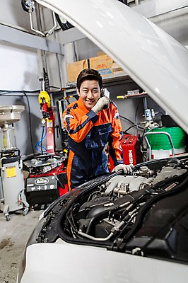 포토 JPG 직업 남자 모션 자동차 작업복 한명 서기 미소 사람 동양인 상반신 성인 앞모습 30대 기계 한국인 도구 도움 엔지니어 수리 점검 자동차정비 정비소 카센터 남자만 남자한명만 성인남자만 성인한명만 성인남자한명만 장년만 장년남자만 장년남자한명만 성인만 국내포토 1 옷 육상교통 뷰포인트 컨셉 표정 인종 장년 센터 기술자 파일형식