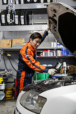 포토 JPG 직업 남자 모션 작업복 한명 서기 사람 동양인 상반신 성인 옆모습 30대 기계 한국인 도구 도움 엔지니어 수리 타이어 점검 자동차정비 정비소 카센터 남자만 남자한명만 성인남자만 성인한명만 성인남자한명만 장년만 장년남자만 장년남자한명만 성인만 국내포토 1 옷 뷰포인트 컨셉 인종 장년 센터 기술자 파일형식