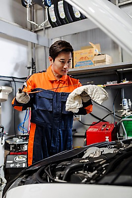 포토 JPG 직업 남자 모션 작업복 한명 들기 사람 동양인 상반신 성인 앞모습 30대 기계 한국인 도구 도움 엔지니어 수리 천 타이어 점검 자동차정비 정비소 카센터 남자만 남자한명만 성인남자만 성인한명만 성인남자한명만 장년만 장년남자만 장년남자한명만 성인만 국내포토 1 옷 뷰포인트 컨셉 인종 장년 직물 센터 기술자 파일형식