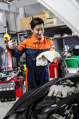 포토 JPG 직업 남자 모션 자동차 작업복 한명 서기 들기 사람 동양인 상반신 성인 앞모습 30대 기계 한국인 도구 도움 엔지니어 수리 천 점검 자동차정비 정비소 카센터 남자만 남자한명만 성인남자만 성인한명만 성인남자한명만 장년만 장년남자만 장년남자한명만 성인만 국내포토 1 옷 육상교통 뷰포인트 컨셉 인종 장년 직물 센터 기술자 파일형식