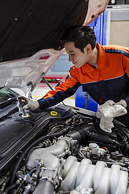 포토 JPG 직업 남자 모션 자동차 작업복 한명 서기 들기 사람 동양인 상반신 성인 옆모습 30대 기계 한국인 도구 도움 엔지니어 수리 천 점검 자동차정비 정비소 카센터 남자만 남자한명만 성인남자만 성인한명만 성인남자한명만 장년만 장년남자만 장년남자한명만 성인만 국내포토 1 옷 육상교통 뷰포인트 컨셉 인종 장년 직물 센터 기술자 파일형식