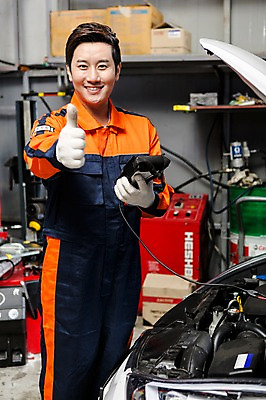포토 JPG 직업 남자 모션 자동차 작업복 한명 서기 미소 사람 동양인 손짓 상반신 성인 앞모습 30대 기계 한국인 도구 최고 도움 엔지니어 수리 점검 자동차정비 정비소 카센터 남자만 남자한명만 성인남자만 성인한명만 성인남자한명만 장년만 장년남자만 장년남자한명만 성인만 국내포토 1 옷 육상교통 뷰포인트 컨셉 표정 인종 장년 센터 기술자 파일형식