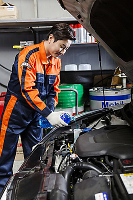 포토 JPG 직업 남자 모션 작업복 한명 서기 사람 동양인 상반신 성인 옆모습 30대 기계 한국인 도구 도움 엔지니어 수리 점검 자동차정비 정비소 카센터 남자만 남자한명만 성인남자만 성인한명만 성인남자한명만 장년만 장년남자만 장년남자한명만 성인만 국내포토 1 옷 뷰포인트 컨셉 인종 장년 센터 기술자 파일형식