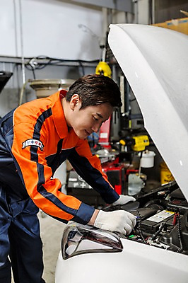 포토 JPG 직업 남자 모션 자동차 작업복 숙이기 한명 사람 동양인 상반신 성인 옆모습 30대 기계 한국인 도구 도움 엔지니어 수리 점검 자동차정비 정비소 카센터 남자만 남자한명만 성인남자만 성인한명만 성인남자한명만 장년만 장년남자만 장년남자한명만 성인만 국내포토 1 옷 육상교통 뷰포인트 포즈 컨셉 인종 장년 센터 기술자 파일형식