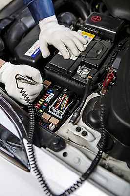 포토 JPG 직업 손 모션 자동차 한명 사람 동양인 성인 신체부위 30대 기계 한국인 도구 도움 수리 엔진 점검 자동차정비 카센터 장년만 성인만 국내포토 1 육상교통 컨셉 인종 장년 센터 파일형식