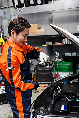 포토 JPG 직업 남자 모션 작업복 한명 서기 들기 사람 동양인 상반신 성인 옆모습 30대 기계 한국인 도구 도움 엔지니어 수리 엔진 점검 자동차정비 정비소 카센터 남자만 남자한명만 성인남자만 성인한명만 성인남자한명만 장년만 장년남자만 장년남자한명만 성인만 국내포토 1 옷 뷰포인트 컨셉 인종 장년 센터 기술자 파일형식