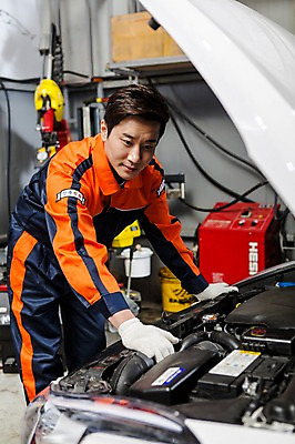 포토 JPG 직업 남자 모션 자동차 작업복 한명 서기 사람 동양인 상반신 성인 옆모습 30대 기계 한국인 도움 엔지니어 수리 엔진 점검 자동차정비 정비소 카센터 남자만 남자한명만 성인남자만 성인한명만 성인남자한명만 장년만 장년남자만 장년남자한명만 성인만 국내포토 1 옷 육상교통 뷰포인트 컨셉 인종 장년 센터 기술자 파일형식