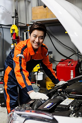 포토 JPG 직업 남자 모션 자동차 작업복 한명 서기 미소 사람 동양인 상반신 성인 앞모습 30대 기계 한국인 도움 엔지니어 수리 엔진 점검 자동차정비 정비소 카센터 남자만 남자한명만 성인남자만 성인한명만 성인남자한명만 장년만 장년남자만 장년남자한명만 성인만 국내포토 1 옷 육상교통 뷰포인트 컨셉 표정 인종 장년 센터 기술자 파일형식
