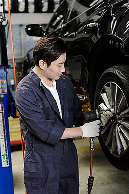 포토 JPG 직업 남자 모션 자동차 작업복 한명 서기 사람 동양인 상반신 성인 옆모습 30대 기계 한국인 도구 도움 엔지니어 수리 타이어 점검 자동차정비 정비소 카센터 남자만 남자한명만 성인남자만 성인한명만 성인남자한명만 장년만 장년남자만 장년남자한명만 성인만 국내포토 1 옷 육상교통 뷰포인트 컨셉 인종 장년 센터 기술자 파일형식