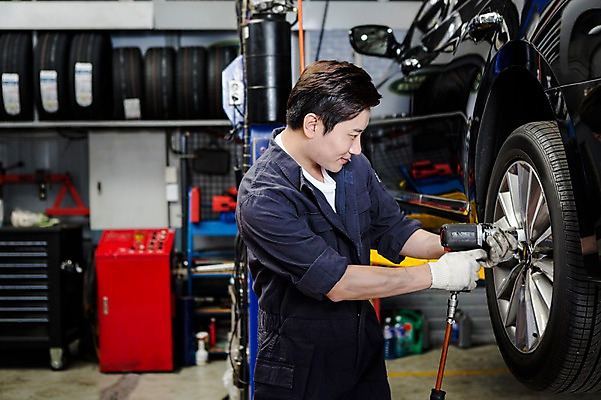 포토 JPG 직업 남자 모션 자동차 작업복 한명 서기 사람 동양인 상반신 성인 옆모습 30대 기계 한국인 도구 도움 엔지니어 수리 타이어 점검 자동차정비 정비소 카센터 남자만 남자한명만 성인남자만 성인한명만 성인남자한명만 장년만 장년남자만 장년남자한명만 성인만 국내포토 1 옷 육상교통 뷰포인트 컨셉 인종 장년 센터 기술자 파일형식