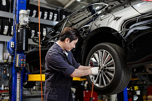 포토 JPG 직업 남자 모션 자동차 작업복 한명 서기 사람 동양인 상반신 성인 옆모습 30대 기계 한국인 도구 도움 엔지니어 수리 타이어 점검 자동차정비 정비소 카센터 남자만 남자한명만 성인남자만 성인한명만 성인남자한명만 장년만 장년남자만 장년남자한명만 성인만 국내포토 1 옷 육상교통 뷰포인트 컨셉 인종 장년 센터 기술자 파일형식