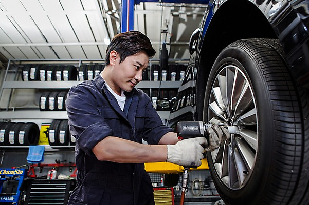 포토 JPG 직업 남자 모션 자동차 작업복 한명 서기 사람 동양인 상반신 성인 옆모습 30대 기계 한국인 도구 도움 엔지니어 수리 타이어 점검 자동차정비 정비소 카센터 남자만 남자한명만 성인남자만 성인한명만 성인남자한명만 장년만 장년남자만 장년남자한명만 성인만 국내포토 1 옷 육상교통 뷰포인트 컨셉 인종 장년 센터 기술자 파일형식