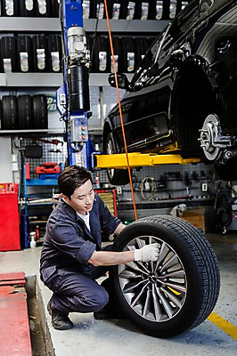 포토 JPG 전신 직업 남자 모션 작업복 한명 사람 앉기 동양인 성인 옆모습 30대 기계 한국인 도움 엔지니어 수리 타이어 점검 자동차정비 정비소 카센터 남자만 남자한명만 성인남자만 성인한명만 성인남자한명만 장년만 장년남자만 장년남자한명만 성인만 국내포토 1 옷 뷰포인트 컨셉 인종 장년 센터 기술자 파일형식