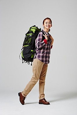 포토 JPG 스튜디오촬영 전신 라이프스타일 여자 대학생 여행 가방 배낭 모션 대학생라이프 실내 한명 서기 미소 사람 동양인 20대 성인 옆모습 캐주얼 희망 한국인 자유 설레임 여자만 여자한명만 성인여자만 청년만 청년여자만 성인한명만 청년여자한명만 성인여자한명만 성인만 국내포토 1 학생 잡화 옷 감정 뷰포인트 컨셉 표정 인종 청년 내부 생활 파일형식