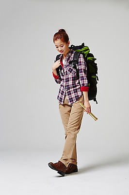 포토 JPG 스튜디오촬영 전신 라이프스타일 여자 대학생 여행 가방 배낭 모션 대학생라이프 실내 한명 서기 들기 사람 동양인 20대 성인 옆모습 캐주얼 희망 일안경 한국인 자유 설레임 여자만 여자한명만 성인여자만 청년만 청년여자만 성인한명만 청년여자한명만 성인여자한명만 성인만 국내포토 1 학생 잡화 옷 감정 뷰포인트 컨셉 인종 청년 내부 생활 망원경 파일형식