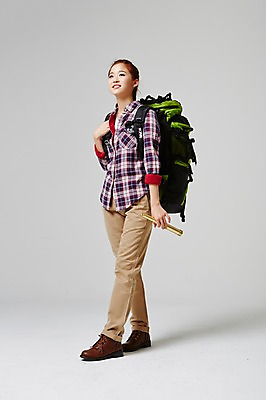 포토 JPG 스튜디오촬영 전신 라이프스타일 여자 대학생 여행 가방 배낭 모션 대학생라이프 실내 한명 서기 미소 들기 사람 동양인 20대 성인 옆모습 캐주얼 희망 일안경 한국인 자유 설레임 여자만 여자한명만 성인여자만 청년만 청년여자만 성인한명만 청년여자한명만 성인여자한명만 성인만 국내포토 1 학생 잡화 옷 감정 뷰포인트 컨셉 표정 인종 청년 내부 생활 망원경 파일형식