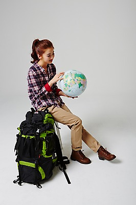 포토 JPG 스튜디오촬영 전신 라이프스타일 여자 대학생 여행 가방 배낭 모션 대학생라이프 실내 한명 미소 들기 사람 앉기 동양인 20대 성인 옆모습 캐주얼 지구본 희망 한국인 자유 설레임 여자만 여자한명만 성인여자만 청년만 청년여자만 성인한명만 청년여자한명만 성인여자한명만 성인만 국내포토 1 학생 잡화 옷 감정 뷰포인트 컨셉 표정 인종 청년 내부 생활 파일형식