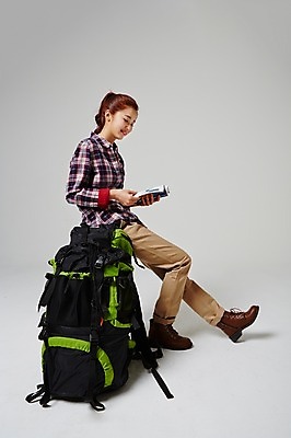 포토 JPG 스튜디오촬영 전신 라이프스타일 여자 대학생 여행 가방 배낭 모션 대학생라이프 실내 한명 미소 들기 사람 앉기 동양인 20대 성인 옆모습 캐주얼 희망 한국인 자유 가이드북 설레임 여자만 여자한명만 성인여자만 청년만 청년여자만 성인한명만 청년여자한명만 성인여자한명만 성인만 국내포토 1 학생 잡화 옷 감정 뷰포인트 컨셉 표정 인종 청년 내부 생활 파일형식