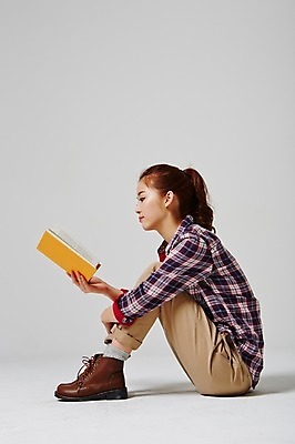 포토 JPG 스튜디오촬영 전신 라이프스타일 여자 대학생 여행 모션 대학생라이프 실내 한명 들기 사람 앉기 동양인 20대 성인 옆모습 캐주얼 희망 한국인 자유 가이드북 읽기 설레임 여자만 여자한명만 성인여자만 청년만 청년여자만 성인한명만 청년여자한명만 성인여자한명만 성인만 국내포토 1 학생 옷 감정 뷰포인트 컨셉 인종 청년 내부 생활 파일형식