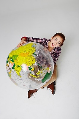 포토 JPG 스튜디오촬영 전신 라이프스타일 여자 대학생 여행 모션 대학생라이프 실내 한명 들기 사람 앉기 동양인 20대 성인 캐주얼 하이앵글 지구본 희망 한국인 자유 올려보기 설레임 여자만 여자한명만 성인여자만 청년만 청년여자만 성인한명만 청년여자한명만 성인여자한명만 성인만 국내포토 1 학생 옷 감정 뷰포인트 컨셉 인종 청년 내부 생활 파일형식