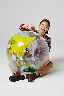 포토 JPG 스튜디오촬영 전신 라이프스타일 여자 대학생 여행 모션 대학생라이프 실내 한명 미소 들기 사람 앉기 동양인 손짓 20대 성인 앞모습 캐주얼 지구본 희망 한국인 자유 설레임 여자만 여자한명만 성인여자만 청년만 청년여자만 성인한명만 청년여자한명만 성인여자한명만 성인만 국내포토 1 학생 옷 감정 뷰포인트 컨셉 표정 인종 청년 내부 생활 파일형식