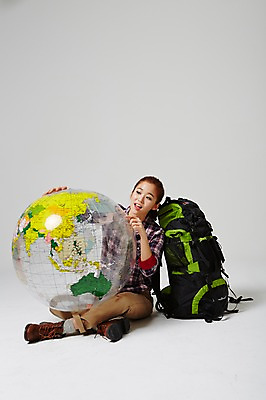 포토 JPG 스튜디오촬영 전신 라이프스타일 여자 대학생 여행 가방 배낭 모션 대학생라이프 실내 한명 들기 사람 앉기 동양인 20대 성인 앞모습 캐주얼 지구본 희망 한국인 자유 설레임 여자만 여자한명만 성인여자만 청년만 청년여자만 성인한명만 청년여자한명만 성인여자한명만 성인만 국내포토 1 학생 잡화 옷 감정 뷰포인트 컨셉 인종 청년 내부 생활 파일형식