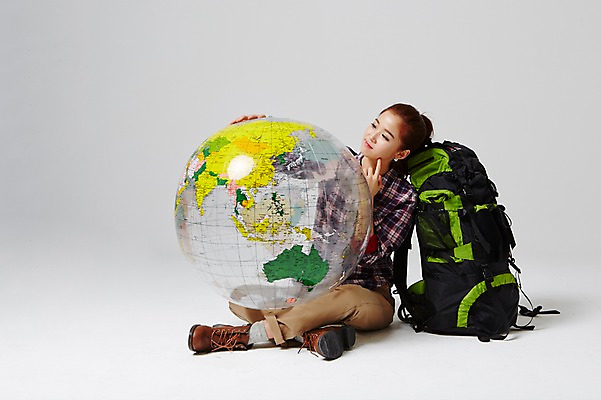 포토 JPG 스튜디오촬영 전신 라이프스타일 여자 대학생 여행 가방 배낭 모션 대학생라이프 실내 한명 들기 사람 앉기 동양인 20대 성인 앞모습 캐주얼 지구본 희망 한국인 자유 설레임 여자만 여자한명만 성인여자만 청년만 청년여자만 성인한명만 청년여자한명만 성인여자한명만 성인만 국내포토 1 학생 잡화 옷 감정 뷰포인트 컨셉 인종 청년 내부 생활 파일형식