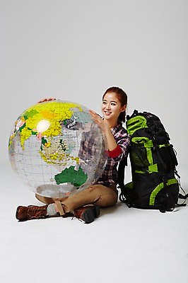 포토 JPG 스튜디오촬영 전신 라이프스타일 여자 대학생 여행 가방 배낭 모션 대학생라이프 실내 한명 미소 들기 사람 앉기 동양인 20대 성인 앞모습 캐주얼 지구본 희망 한국인 자유 설레임 여자만 여자한명만 성인여자만 청년만 청년여자만 성인한명만 청년여자한명만 성인여자한명만 성인만 국내포토 1 학생 잡화 옷 감정 뷰포인트 컨셉 표정 인종 청년 내부 생활 파일형식