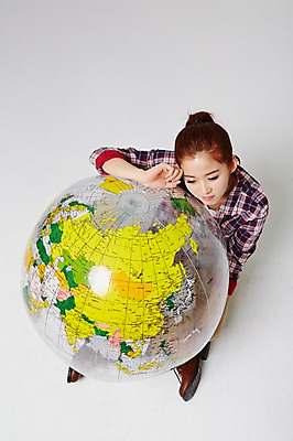 포토 JPG 스튜디오촬영 전신 라이프스타일 여자 대학생 여행 모션 대학생라이프 실내 한명 들기 사람 앉기 동양인 20대 성인 캐주얼 하이앵글 지구본 희망 한국인 자유 설레임 여자만 여자한명만 성인여자만 청년만 청년여자만 성인한명만 청년여자한명만 성인여자한명만 성인만 국내포토 1 학생 옷 감정 뷰포인트 컨셉 인종 청년 내부 생활 파일형식