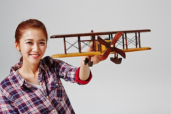 포토 JPG 스튜디오촬영 라이프스타일 여자 대학생 여행 모션 대학생라이프 비행기 실내 한명 서기 미소 들기 사람 동양인 상반신 20대 성인 앞모습 캐주얼 장난감 희망 한국인 자유 설레임 키덜트 여자만 여자한명만 성인여자만 청년만 청년여자만 성인한명만 청년여자한명만 성인여자한명만 성인만 국내포토 1 학생 옷 감정 뷰포인트 컨셉 항공교통 대중교통 표정 인종 청년 내부 생활 파일형식