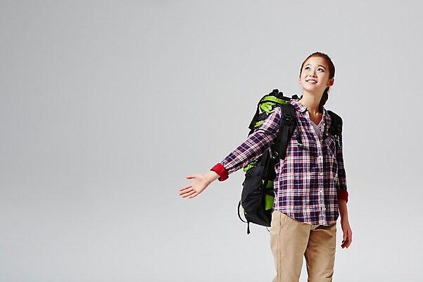 포토 JPG 스튜디오촬영 라이프스타일 여자 대학생 여행 가방 배낭 모션 대학생라이프 실내 한명 서기 미소 사람 동양인 손짓 상반신 20대 성인 앞모습 캐주얼 희망 한국인 자유 올려보기 손내밀기 설레임 여자만 여자한명만 성인여자만 청년만 청년여자만 성인한명만 청년여자한명만 성인여자한명만 성인만 국내포토 1 학생 잡화 옷 감정 뷰포인트 컨셉 표정 인종 청년 내부 생활 파일형식