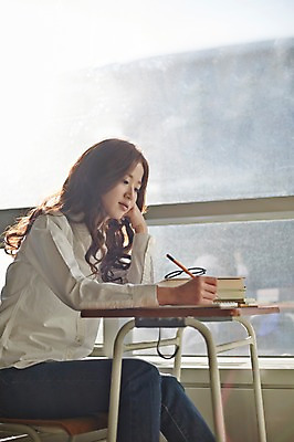 포토 JPG 라이프스타일 여자 대학생 의자 창문 모션 대학생라이프 실내 한명 들기 사람 앉기 동양인 상반신 20대 성인 옆모습 책 캐주얼 연필 턱괴기 한국인 강의실 책상 열정 여자만 여자한명만 성인여자만 청년만 청년여자만 성인한명만 청년여자한명만 성인여자한명만 성인만 국내포토 1 학생 옷 교육 감정 뷰포인트 가구 학용품 인종 청년 내부 생활 필기구 공간 파일형식