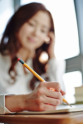 포토 JPG 라이프스타일 여자 대학생 창문 모션 대학생라이프 실내 한명 들기 사람 앉기 동양인 상반신 20대 성인 앞모습 아웃포커스 캐주얼 연필 한국인 기록 강의실 책상 열정 여자만 여자한명만 성인여자만 청년만 청년여자만 성인한명만 청년여자한명만 성인여자한명만 성인만 국내포토 1 학생 옷 교육 감정 뷰포인트 가구 학용품 촬영기법 인종 청년 내부 생활 필기구 공간 파일형식