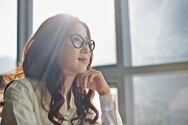 포토 JPG 라이프스타일 응시 여자 안경 대학생 창문 모션 대학생라이프 실내 한명 미소 사람 앉기 동양인 상반신 20대 성인 턱괴기 한국인 강의실 열정 여자만 여자한명만 성인여자만 청년만 청년여자만 성인한명만 청년여자한명만 성인여자한명만 성인만 안경낌 국내포토 1 학생 시선 잡화 교육 감정 표정 인종 청년 내부 생활 공간 파일형식