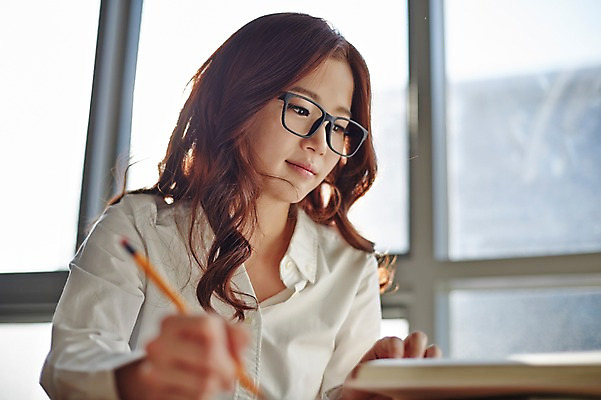 포토 JPG 라이프스타일 여자 안경 대학생 창문 모션 대학생라이프 실내 한명 들기 사람 앉기 동양인 상반신 20대 성인 책 캐주얼 연필 한국인 강의실 책상 열정 여자만 여자한명만 성인여자만 청년만 청년여자만 성인한명만 청년여자한명만 성인여자한명만 성인만 안경낌 국내포토 1 학생 잡화 옷 교육 감정 가구 학용품 인종 청년 내부 생활 필기구 공간 파일형식
