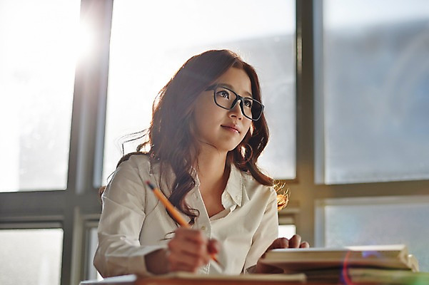포토 JPG 라이프스타일 응시 여자 안경 대학생 창문 모션 대학생라이프 실내 한명 들기 사람 앉기 동양인 상반신 20대 성인 책 캐주얼 햇빛 연필 한국인 강의실 열정 여자만 여자한명만 성인여자만 청년만 청년여자만 성인한명만 청년여자한명만 성인여자한명만 성인만 안경낌 국내포토 1 학생 시선 잡화 옷 교육 감정 학용품 인종 청년 내부 생활 태양 필기구 공간 파일형식