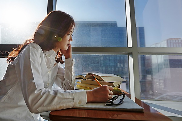 포토 JPG 라이프스타일 여자 안경 대학생 창문 모션 대학생라이프 실내 한명 들기 사람 앉기 동양인 상반신 20대 성인 옆모습 책 캐주얼 햇빛 연필 턱괴기 한국인 기록 강의실 책상 열정 여자만 여자한명만 성인여자만 청년만 청년여자만 성인한명만 청년여자한명만 성인여자한명만 성인만 국내포토 1 학생 잡화 옷 교육 감정 뷰포인트 가구 학용품 인종 청년 내부 생활 태양 필기구 공간 파일형식