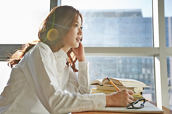 포토 JPG 라이프스타일 응시 여자 안경 대학생 창문 모션 대학생라이프 실내 한명 미소 들기 사람 앉기 동양인 상반신 20대 성인 옆모습 책 캐주얼 햇빛 연필 한국인 강의실 책상 열정 여자만 여자한명만 성인여자만 청년만 청년여자만 성인한명만 청년여자한명만 성인여자한명만 성인만 국내포토 1 학생 시선 잡화 옷 교육 감정 뷰포인트 가구 학용품 표정 인종 청년 내부 생활 태양 필기구 공간 파일형식
