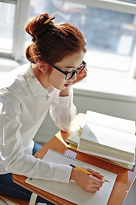 포토 JPG 라이프스타일 여자 안경 대학생 의자 창문 모션 대학생라이프 실내 한명 들기 사람 앉기 동양인 상반신 20대 성인 옆모습 책 캐주얼 연필 공책 턱괴기 한국인 강의실 책상 열정 여자만 여자한명만 성인여자만 청년만 청년여자만 성인한명만 청년여자한명만 성인여자한명만 성인만 안경낌 국내포토 1 학생 잡화 옷 교육 감정 뷰포인트 가구 문구용품 학용품 인종 청년 내부 생활 필기구 공간 파일형식