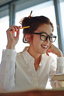 포토 JPG 라이프스타일 여자 안경 대학생 창문 모션 대학생라이프 실내 한명 미소 들기 사람 앉기 동양인 상반신 20대 성인 앞모습 책 캐주얼 연필 턱괴기 한국인 강의실 책상 열정 여자만 여자한명만 성인여자만 청년만 청년여자만 성인한명만 청년여자한명만 성인여자한명만 성인만 안경낌 국내포토 1 학생 잡화 옷 교육 감정 뷰포인트 가구 학용품 표정 인종 청년 내부 생활 필기구 공간 파일형식