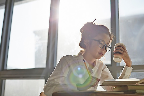 포토 JPG 라이프스타일 여자 안경 커피 대학생 창문 모션 대학생라이프 실내 한명 들기 사람 앉기 동양인 상반신 20대 성인 옆모습 책 캐주얼 햇빛 연필 한국인 강의실 책상 열정 여자만 여자한명만 성인여자만 청년만 청년여자만 성인한명만 청년여자한명만 성인여자한명만 성인만 안경낌 국내포토 1 학생 잡화 옷 교육 감정 음료 뷰포인트 가구 학용품 인종 청년 내부 생활 태양 필기구 공간 파일형식