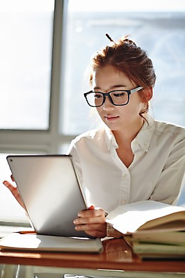 포토 JPG 라이프스타일 여자 안경 대학생 창문 모션 대학생라이프 실내 한명 들기 사람 앉기 동양인 상반신 20대 성인 책 태블릿 한국인 강의실 책상 열정 여자만 여자한명만 성인여자만 청년만 청년여자만 성인한명만 청년여자한명만 성인여자한명만 성인만 안경낌 국내포토 1 학생 잡화 교육 감정 가구 인종 청년 내부 생활 전자제품 스마트기기 공간 파일형식