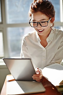 포토 JPG 라이프스타일 여자 안경 대학생 창문 모션 대학생라이프 실내 한명 미소 들기 사람 앉기 동양인 상반신 20대 성인 앞모습 책 캐주얼 태블릿 연필 공책 한국인 강의실 책상 열정 여자만 여자한명만 성인여자만 청년만 청년여자만 성인한명만 청년여자한명만 성인여자한명만 성인만 안경낌 국내포토 1 학생 잡화 옷 교육 감정 뷰포인트 가구 문구용품 학용품 표정 인종 청년 내부 생활 전자제품 스마트기기 필기구 공간 파일형식